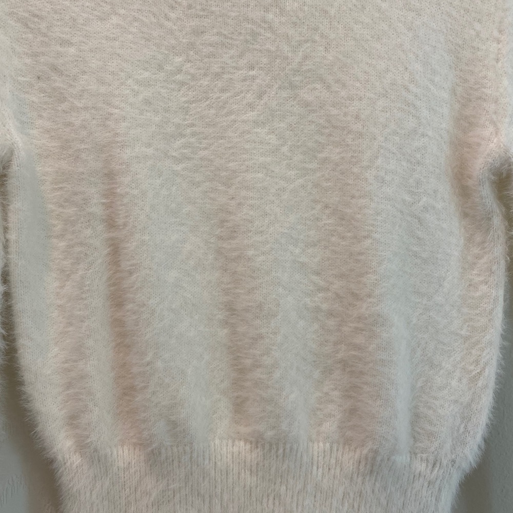 White fuzzy soft sweater (never worn) - Picture 3 of 4